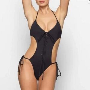 SKIMS *NWT SIGNATURE SWIM LACE UP MONOKINI | COLOR: GUNMETAL | Sz: L
